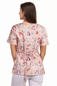 Bluza medyczna Papilio Premium - karmienie naturalne na rózowym tle