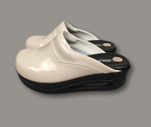 Air Clogs buty medyczne lakierowane -  beżowe