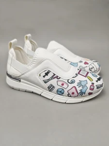 Buty medyczne sneakersy elastyczne ze srebrną wstawką - wzór medycyna