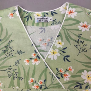 Bluza medyczna Flores - zielona w kwiatki