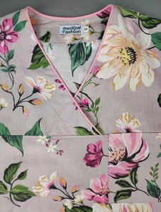 Bluza medyczna Flores - romantyczny ogród