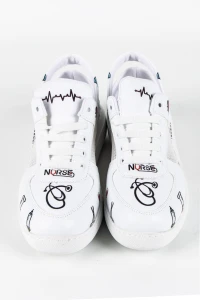 Sportowe buty medyczne białe ze wzorem nurse