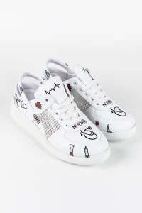 Sportowe buty medyczne białe ze wzorem nurse