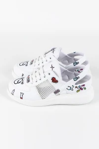Sportowe buty medyczne białe ze wzorem nurse