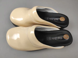 WYPRZEDAŻ Air Clogs buty medyczne lakierowane  -  beżowe