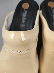 WYPRZEDAŻ Air Clogs buty medyczne lakierowane  -  beżowe