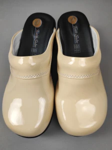WYPRZEDAŻ Air Clogs buty medyczne lakierowane  -  beżowe