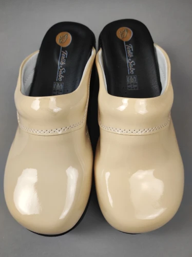WYPRZEDAŻ Air Clogs buty medyczne lakierowane  -  beżowe