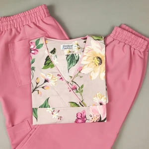 Bluza medyczna Flores - romantyczny ogród